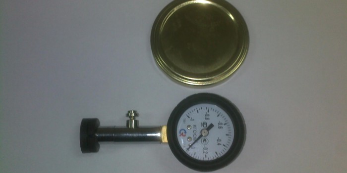 Вакуумметрический тестер для ручной проверки герметичности укупоренной консервной банки